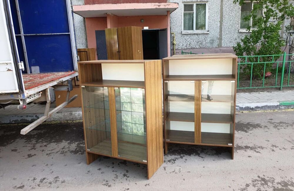 Шкафы о стеклянными дверцами перед загрузкой в грузовик