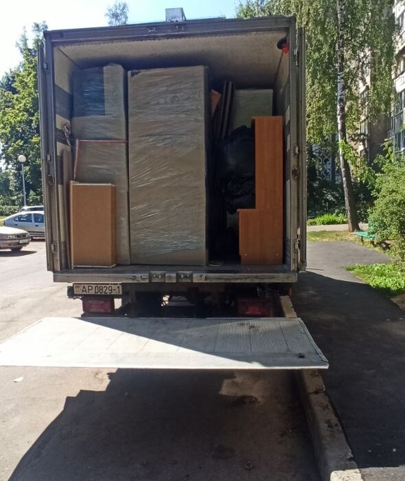 Мебель из квартиры компактно загружена в грузовой автомобиль и готова к перевозке