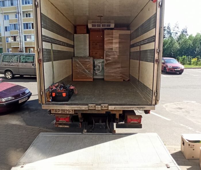 Мебель, загруженная в автомобиль с гидробортом для перевозки