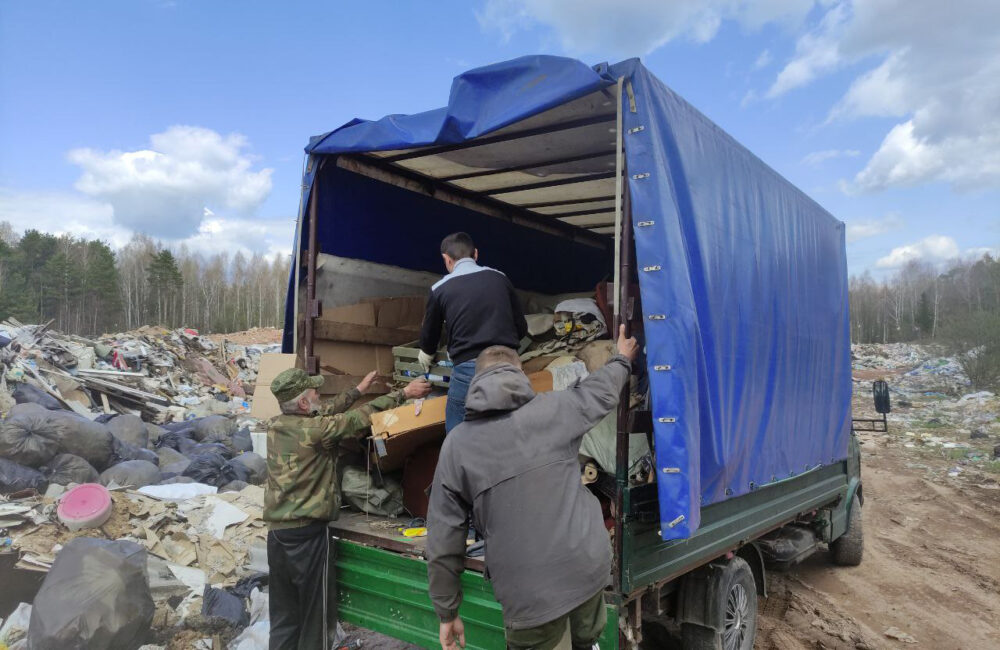 Разгрузка мусора с дачи на свалку. Очистка дачного участка