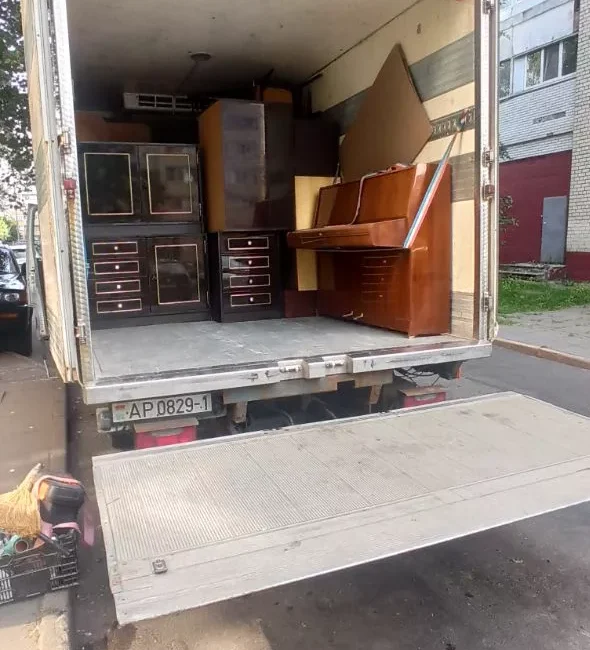 Перевозка пианино. Пианино закреплено в кузове грузового автомобиля